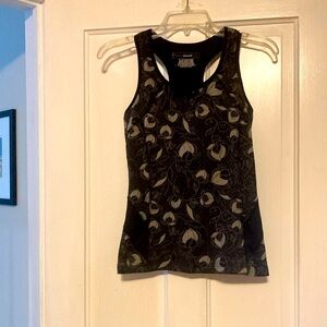 Workout tank with shelf liner